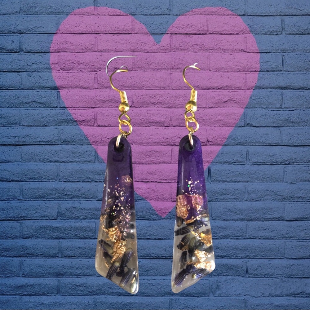 Lavender real flower resin earring.
